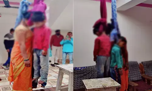 दो मासूम बेटों के साथ माँ का शव मिला ब्रेकिंग: एक ही परिवार के तीन लोगों का शव फंदे से लटका मिला, इलाके में मची सनसनी...पुलिस जाँच में जुटी