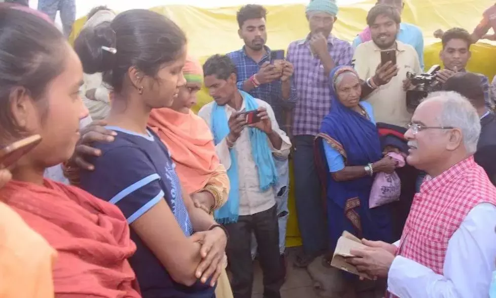 अचानक अपने बीच मुख्यमंत्री को पाकर खुशी से भर गए किसान...सीएम बघेल अचानक पहुंचे धान खरीदी केन्द्रों में.. व्यवस्था का लिया जायजा