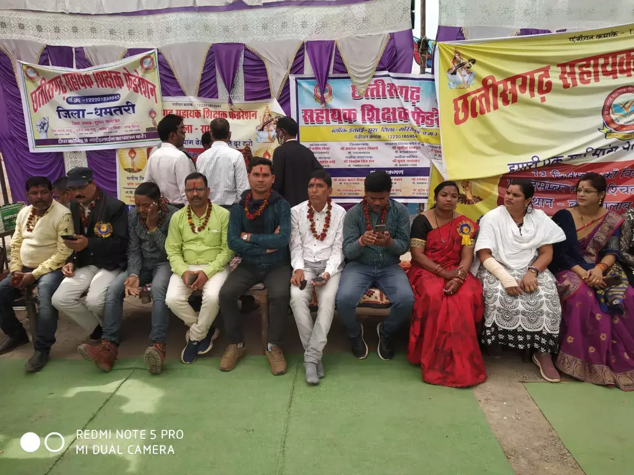 VIDEO-शिक्षकों की भूख हड़ताल शुरू... हड़ताल पर बैठने वाले शिक्षकों को फेडरेशन के नेताओ ने तिलक लगा कर माला पहना कर किया उत्साह वर्धन...