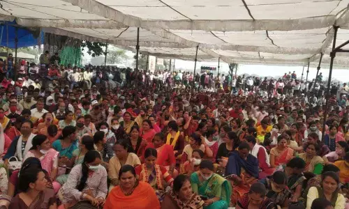 सहायक शिक्षक करेंगे चौक चौराहो में सफाई: 7 वे दिन भी हजारों की संख्या में जुटे सहायक शिक्षक,  मांग तो पूरी करनी होगी का नारा किया बुलंद...