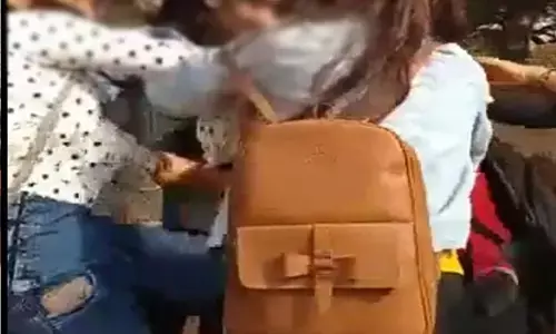 वीडियो-कॉलेज में लड़कियों के बीच जमकर मारपीट: एक दूसरे को खूब दी गंदी-गंदी गालियां, डंडे और हाथ मुक्के भी चले....