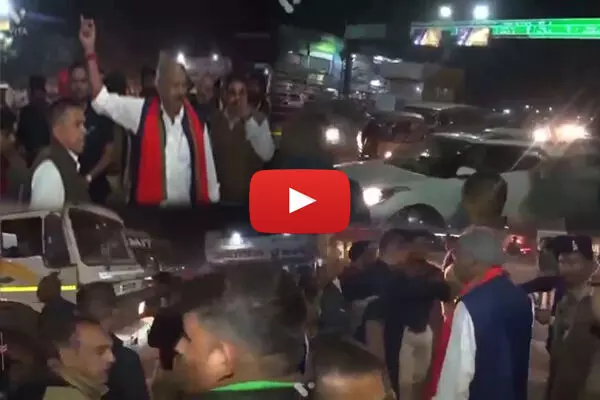 VIDEO: जब जाम देख भड़के बृजमोहन, बोले...मैं भी गृह मंत्री रहा हूं-क्या तमाशा लगाए हो...सीएम साहब जब आएंगे तो रोक लेना, फिर ट्रैफिक खुलवा दिया VIDEO: जब जाम देख भड़के बृजमोहन, बोले...मैं भी गृह मंत्री रहा हूं-क्या तमाशा लगाए हो...सीएम साहब जब आएंगे तो रोक लेना, फिर ट्रैफिक खुलवा दिया