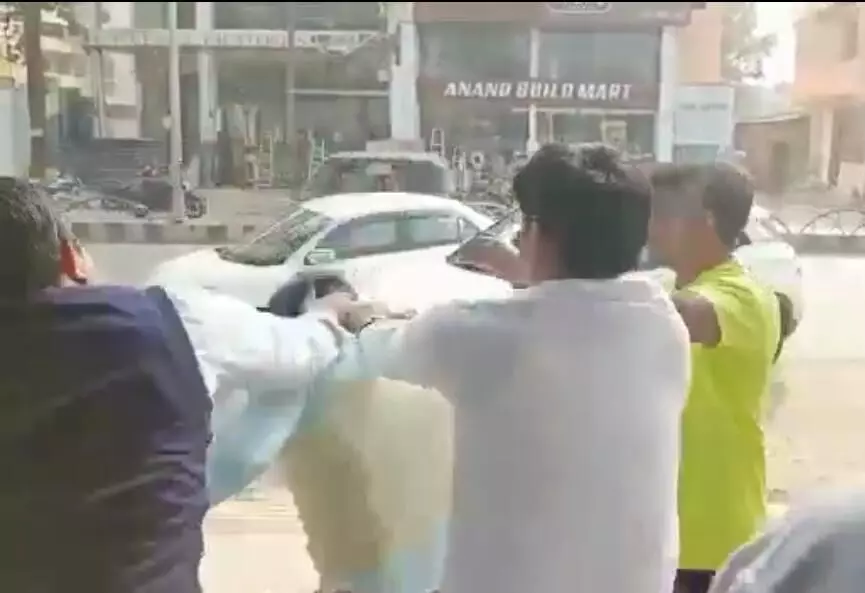 होटल में घुस कर मैनेजर की जम कर पिटाई, युवक ने पिटाई करते हुए खुद ही बनाया  वीडियो... मैनेजर को मारते हुए घसीट कर ले गए थाने | Entering the hotel and