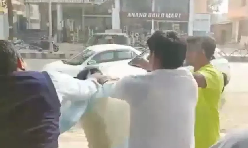 होटल में घुस कर मैनेजर की जम कर पिटाई, युवक ने पिटाई करते हुए खुद ही बनाया वीडियो... मैनेजर को मारते हुए घसीट कर ले गए थाने