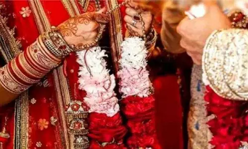 शादी के दौरान मंडप में ही एक-दूसरे को KISS करने लगे दूल्हा-दुल्हन... वीडियो देखकर यूजर्स खूब कर रहे कमेंट..