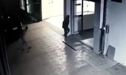 चोरी का वीडियो Live: बीएमडब्लू शो रूम की तिज़ोरी ही ले उड़े चोर, कैश लॉकर में करीब साढ़े छह लाख से ज्यादा की थी नगदी...