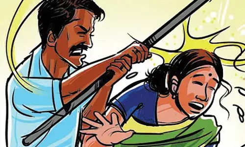 अवैध शराब बेचने वालों ने महिला कमांडो की कर दी पिटाई, पुलिस ने किया एफआईआर दर्ज..