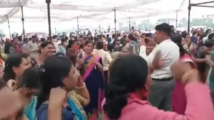 सहायक शिक्षकों ने किया पंथी नृत्य-वीडियो: सहायक शिक्षकों ने निकाला कैण्डल मार्च, किया पंथी नृत्य... मनीष मिश्रा बोले...
