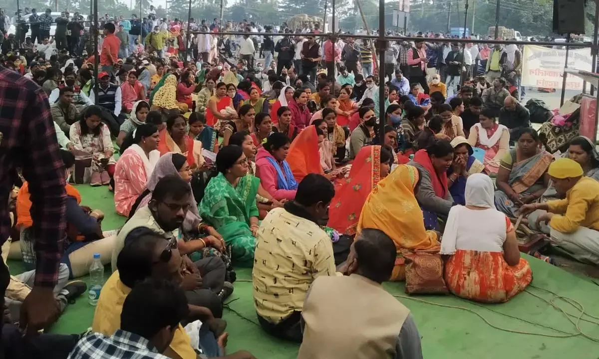 चक्काजाम करने सहायक शिक्षकों ने सौंपा ज्ञापन... किया सदबुद्धि यज्ञ, सर्व आदिवासी समाज ने भी किया शिक्षकों की मांग का समर्थन