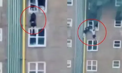 आग का भयानक वीडियो: पांचवी मंजिल की खिड़की पकड़ लटके लोग, जानिए फिर क्या हुआ