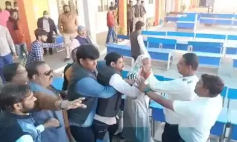 BJP कांग्रेस LIVE मारपीट ब्रेकिंग: पोलिंग बूथ के अंदर जमकर चले लात और घूंसे... बूथ में विधायक और महापौर के घुसने को लेकर भाजपा- कांग्रेस आपस में भिड़े