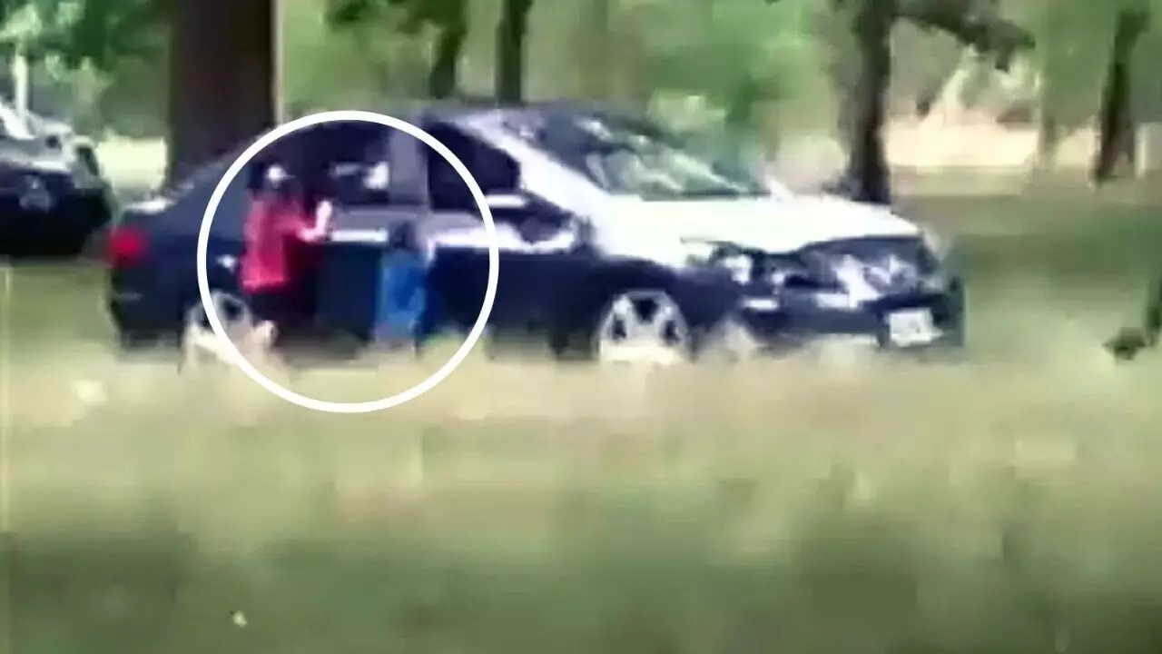 बच्चे कार के बाहर खड़े रहे.. महिला अंदर बॉयफ्रेंड संग बनाने लगी संबंध, वायरल हो रहा शर्मनाक Video..