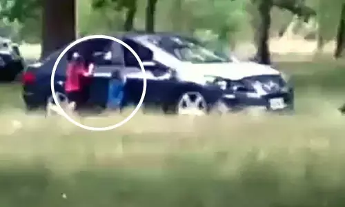 बच्चे कार के बाहर खड़े रहे.. महिला अंदर बॉयफ्रेंड संग बनाने लगी संबंध, वायरल हो रहा शर्मनाक Video..