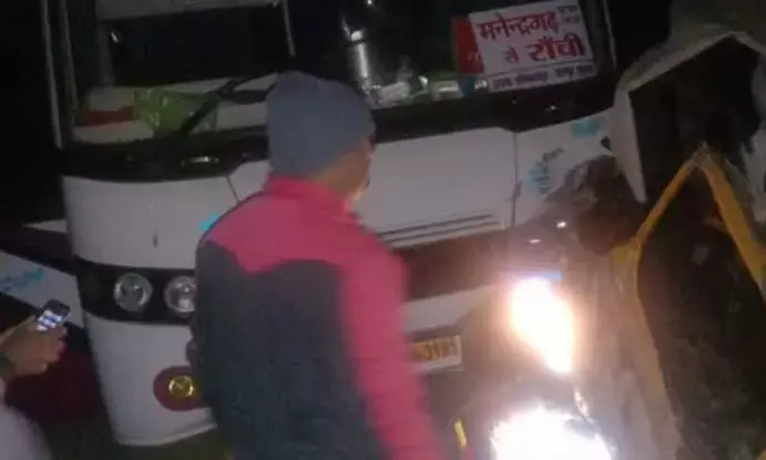 दर्दनाक हादसे में चार की मौत: तेज रफ्तार बस ने ऑटो को मारी जोरदार टक्कर, ऑटो सवार चार की मौत