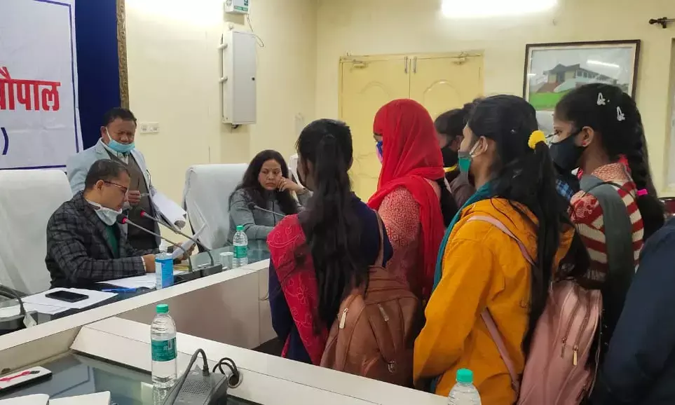 छात्राओं ने जनदर्शन में की शिकायत...बोलीं- छात्रावास अधीक्षिका करती है मानसिक रूप से परेशान, कलेक्टर ने तत्काल अधीक्षिका को हटाया