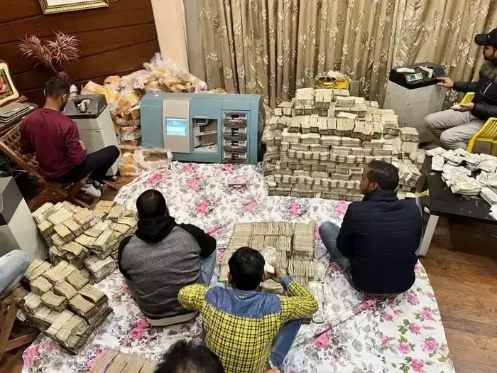 नोटों से खचाखच भरी अलमारियां: कारोबारी के ठिकानों पर जीएसटी छापा, मिला इतना कैश कि 24 घंटे से जारी है नोटों की गिनती... 4 मशीनें कम पड़ीं