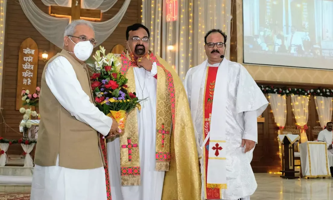 सेन्ट पॉल केथेड्रल पहुंचकर प्रार्थना में शामिल हुए मुख्यमंत्री..सीएम भूपेश बोले- प्रभु यीशु मसीह ने प्रेम और सद्भाव का रास्ता दिखाया, विकास का मूलमंत्र भी यही है