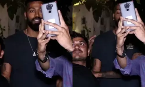 वीडियो-हार्दिक पांड्या ने फैन पर उठा दिया हाथ: टीम से बाहर होने के बाद बौखलाए हार्दिक पांड्या... फैंस पर सबके सामने निकाला गुस्सा...