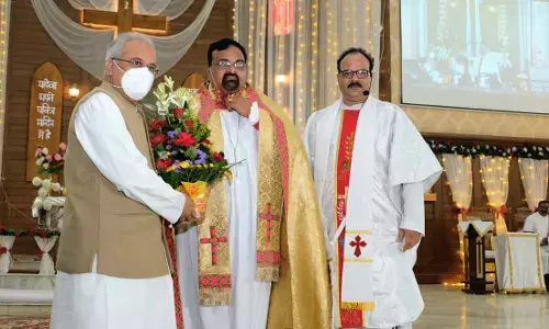 सेन्ट पॉल केथेड्रल पहुंचकर प्रार्थना में शामिल हुए मुख्यमंत्री..सीएम भूपेश बोले- प्रभु यीशु मसीह ने प्रेम और सद्भाव का रास्ता दिखाया, विकास का मूलमंत्र भी यही है