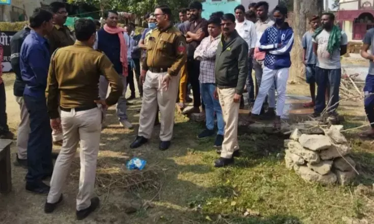 चपरासी ने की खुदकुशी, सुसाइड नोट पर बैंक के शाखा प्रबंधक पर लगाया प्रताड़ना का आरोप...परिजनों ने थाने के पास शव रखकर किया प्रदर्शन....