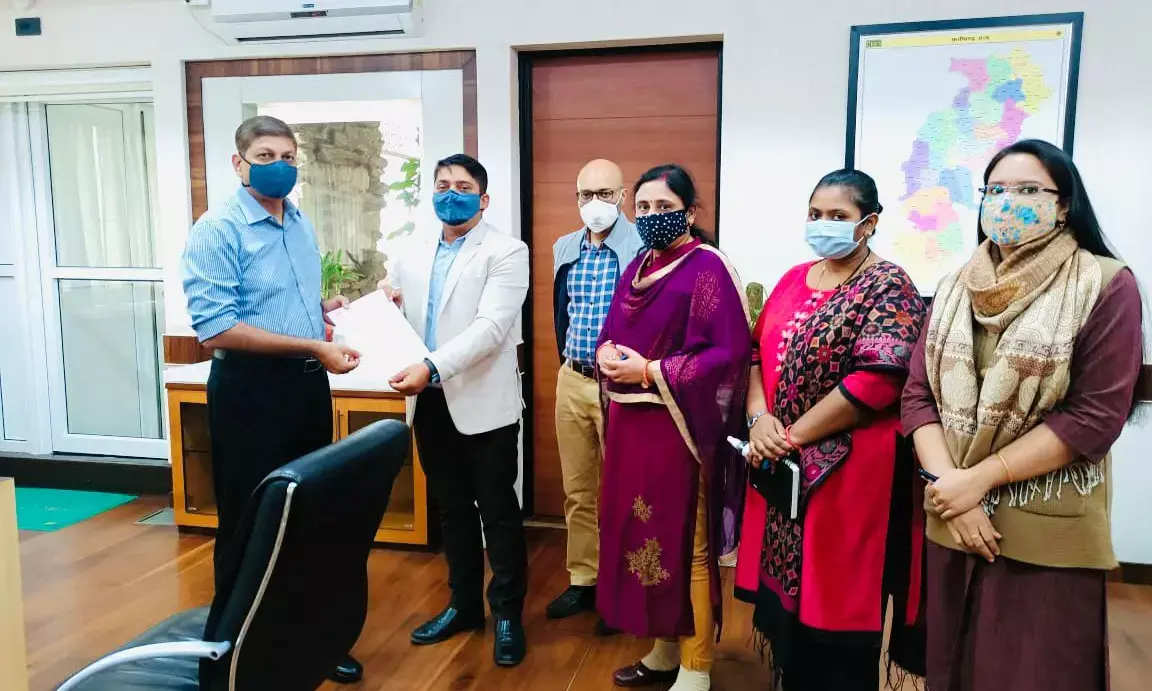 चप्पल कांड के खिलाफ राप्रसे अधिकारियों ने मुख्य सचिव को सौंपा ज्ञापन