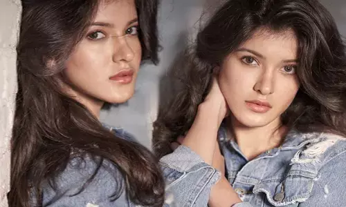 शनाया कपूर ने दिखाया छोटा व्हाइट टॉप में हॉटनेस फोटो,  फिर दिए एक से बढ़कर एक सेक्सी पोज... देखें फोटोज