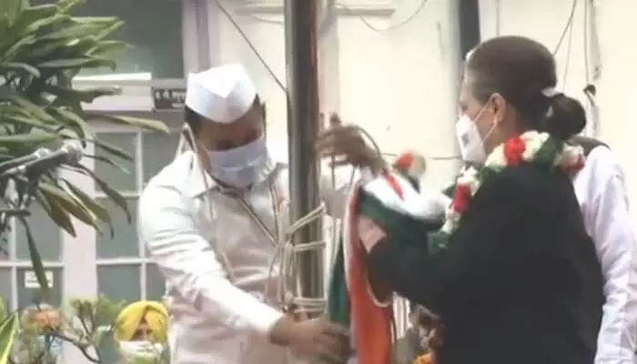कांग्रेस स्थापना दिवस पर गिरा पार्टी का झंडा, फहरा रही थीं सोनिया गांधी... एक पल के लिए सहम सी गईं पार्टी अध्यक्ष, देखें VIDEO