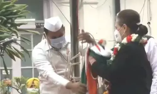 कांग्रेस स्थापना दिवस पर गिरा पार्टी का झंडा, फहरा रही थीं सोनिया गांधी... एक पल के लिए सहम सी गईं पार्टी अध्यक्ष, देखें VIDEO