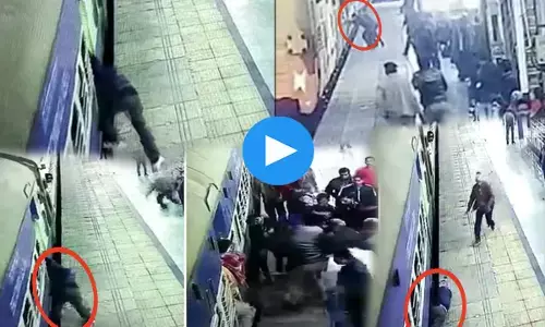 चलती ट्रेन के बीच फंसा यात्री... जवान की समझदारी से बची जान, वीडियो हुआ वायरल