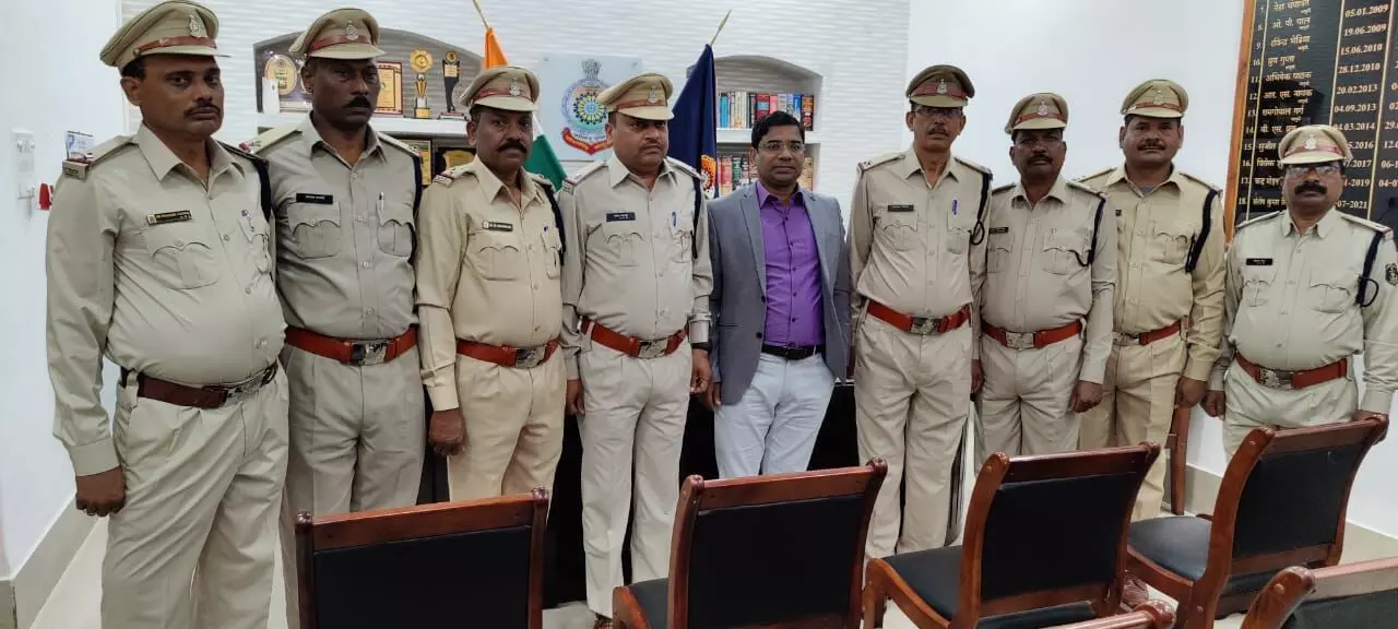 प्रधान आरक्षक से सहायक उपनिरीक्षक बने 8 अधिकारियों को स्टार लगा कर SP ने किया पदोन्नत प्रधान आरक्षक से सहायक उपनिरीक्षक बने 8 अधिकारियों को स्टार लगा कर SP ने किया पदोन्नत