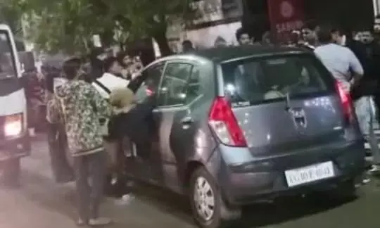 वीडियो: तेज रफ्तार कार ने 6 को ठोका, गुस्साई भीड़ ने कार चालक को जमकर पीटा