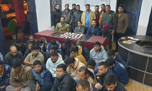 रात में सड़क किनारे चल रहा था लाखों का जुआ, तभी आ धमकी पुलिस.... 26 गिरफ्तार, छह लाख 36 हजार नगदी भी जब्त....