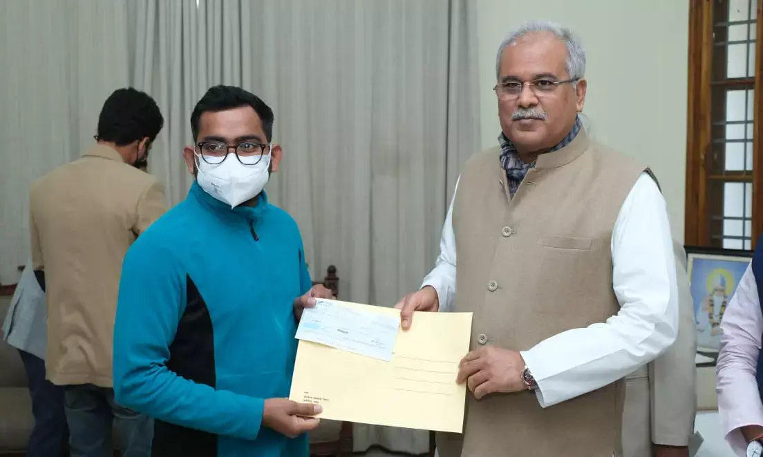 मुख्यमंत्री बघेल ने दिव्यांग पर्वतारोही चित्रसेन साहू को 12 लाख 60 हजार रूपए की राशि का चेक प्रदान किया