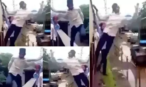 रफ्तार ट्रेन में युवक का दिल दहला देने वाला स्टंट...देख कर आपकी भी थमी रह जायेगी सांसे...देखें VIDEO