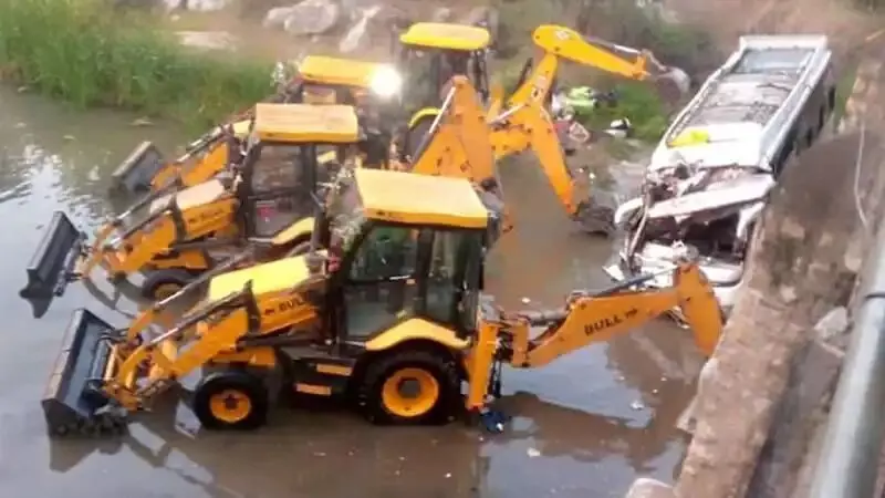 नदी में गिरी बस: 15 फीट नीचे नदी में गिरी यात्रियों से भरी बस... 3 लोगों की मौत, 28 घायल