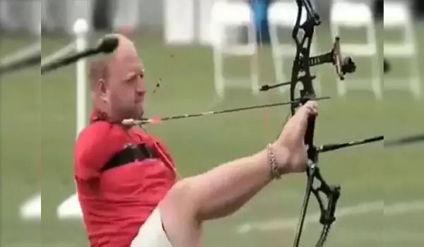 VIDEO: पैरों से लगाया गजब का सटीक निशाना,  वीडियो देख लोगों के उड़े होश...