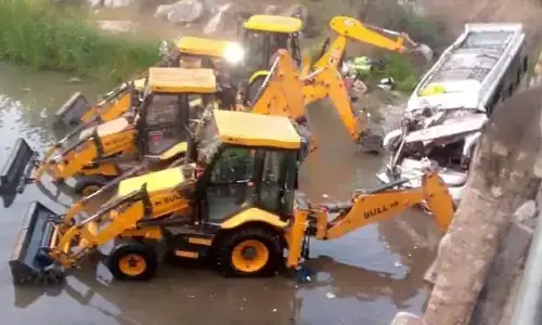 नदी में गिरी बस: 15 फीट नीचे नदी में गिरी यात्रियों से भरी बस... 3 लोगों की मौत, 28 घायल