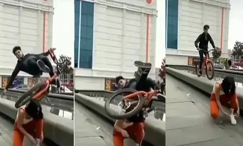 लड़की के सामने मार रहा था स्टंट, पड़ा भारी... संतुलन बिगड़ने पर औंधे मुंह गिर पड़ा जमीन पर