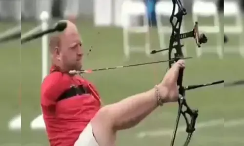 VIDEO: पैरों से लगाया गजब का सटीक निशाना,  वीडियो देख लोगों के उड़े होश...