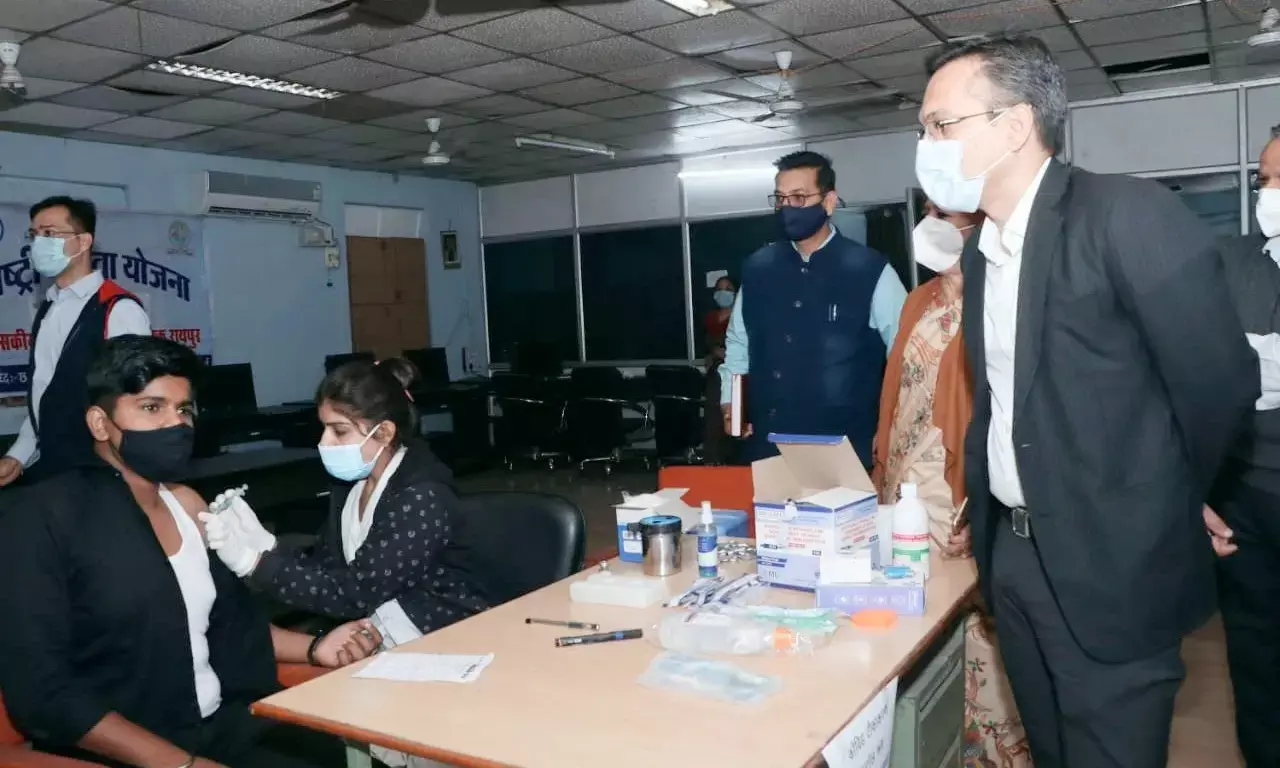 रायपुर जिले में किशोर कोविड-19 टीकाकरण कार्यक्रम की शुरुआत...कलेक्टर सौरभ कुमार ने किया टीकाकरण केंद्रों का निरीक्षण