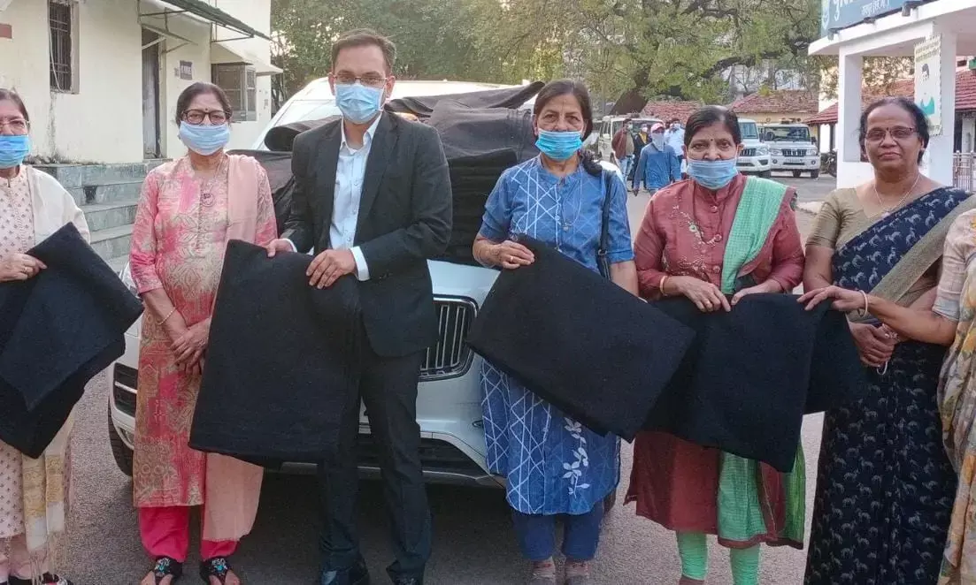 कलेक्टर सौरभ कुमार से मुलाकात कर स्वर्ण सखी परिवार की महिलाओं ने भेंट किया कंबल