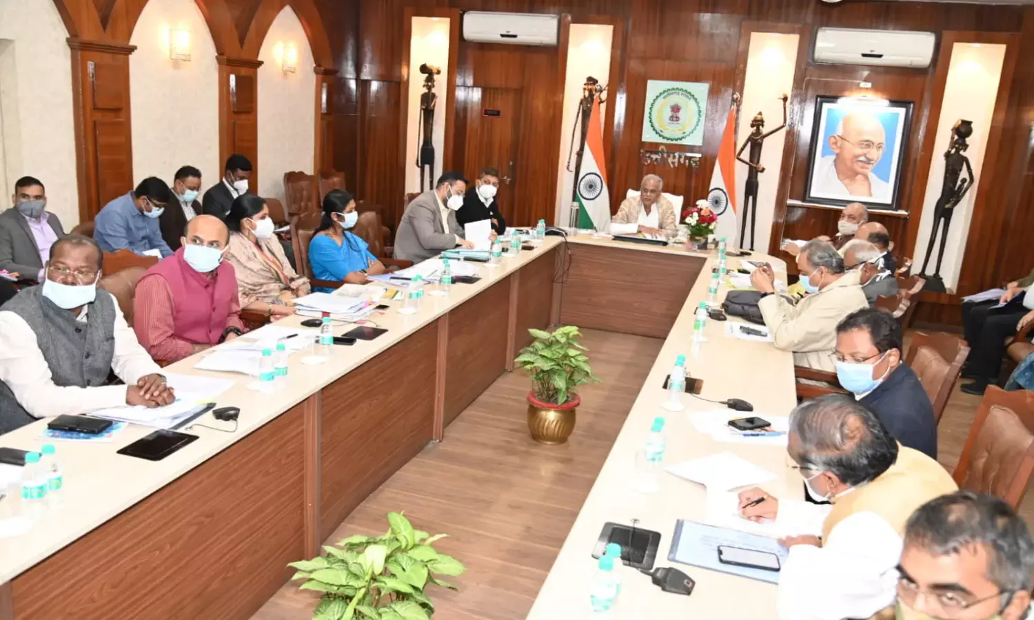 ब्रेकिंगः सीएम भूपेश की अध्यक्षता में सीएम हाउस में बड़ी बैठक, सीनियर अफसरों के साथ जनता से जुड़ी योजनाओं की समीक्षा