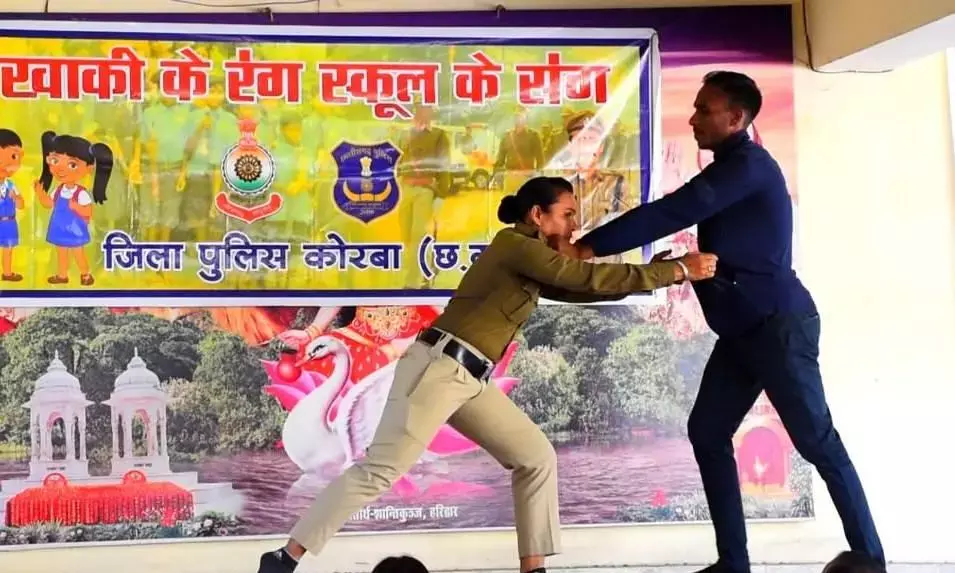 खाकी के रंग स्कूल के संग कोरबा एसपी भोजराम पटेल का पुलिस से विद्यार्थियों को जोड़ने अनूठी कोशिश