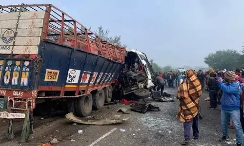 भीषण सड़क हादसा : गैस सिलेंडर से लदे ट्रक बस के बीच टक्कर... 15 लोगों की दर्दनाक मौत... कई घायल