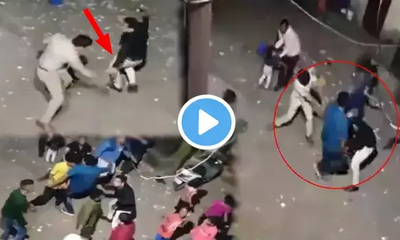 डीजे लगाकर डांस कर रहे थे लोग, पुलिस ने जमकर बरसाए डंडे... वीडियो देख नहीं रूकेगी हंसी