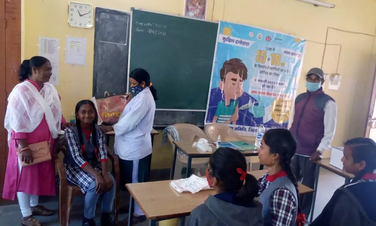 15-18 वर्ष के बच्चों को दी जा रही वैक्सीन की पहली डोज... जिले के 10 स्कूलों ने शतप्रतिशत टीकाकरण कर लहराया परचम