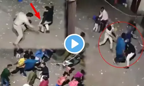 डीजे लगाकर डांस कर रहे थे लोग, पुलिस ने जमकर बरसाए डंडे... वीडियो देख नहीं रूकेगी हंसी