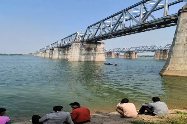 मौत का ब्रिज: रेलवे ब्रिज पर घूमने आये 7 दोस्तों में दो की ट्रेन से कटकर दर्दनाक मौत, एक जान बचाने नदी में कूदा....