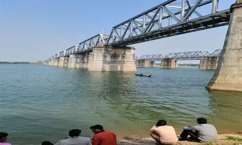 मौत का ब्रिज: रेलवे ब्रिज पर घूमने आये 7 दोस्तों में दो की ट्रेन से कटकर दर्दनाक मौत, एक जान बचाने नदी में कूदा....