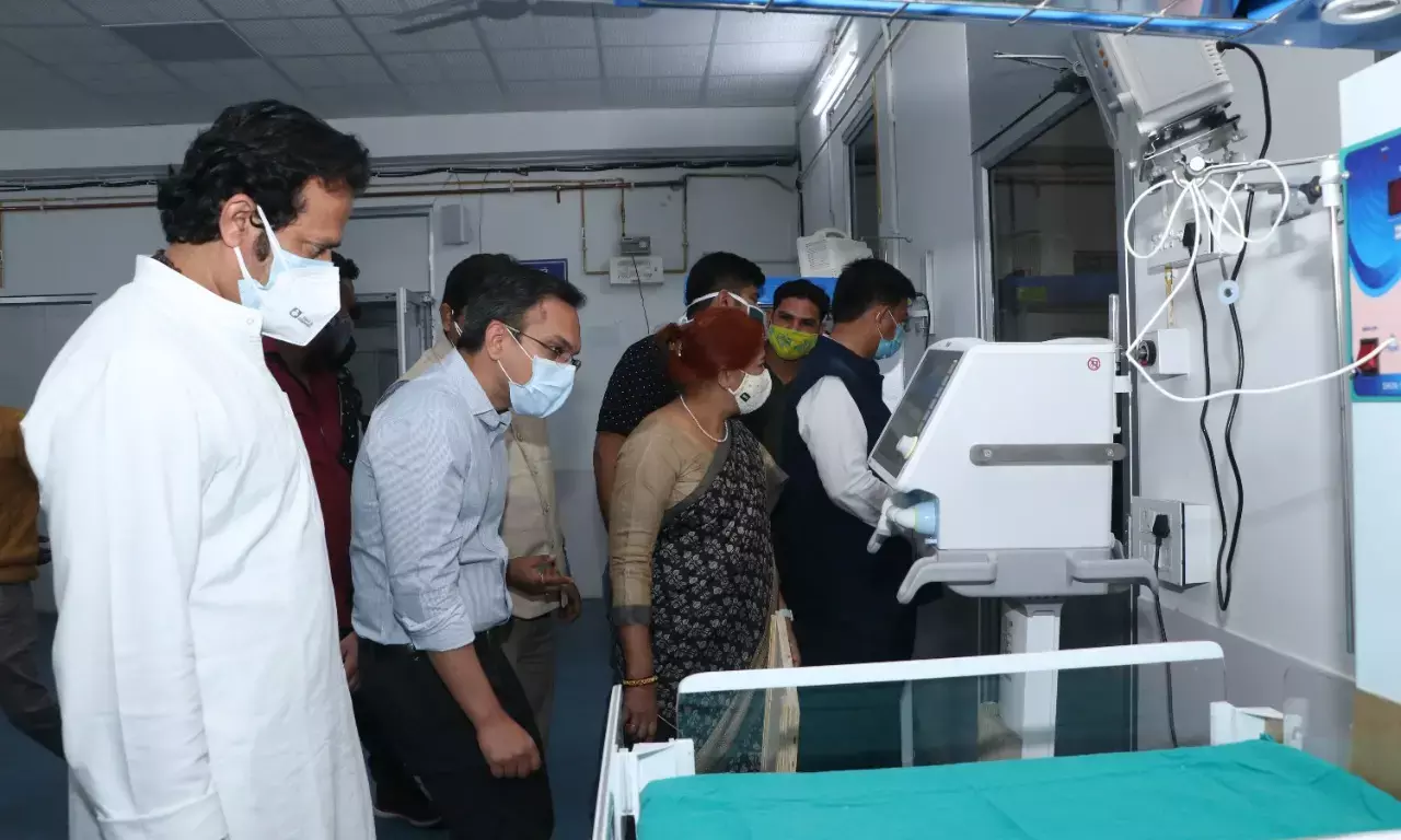 संसदीय सचिव विकास उपाध्याय ने कलेक्टर सौरभ कुमार के साथ आयुर्वेदिक कॉलेज में तैयार अस्थायी कोविड अस्पताल का किए निरीक्षण...